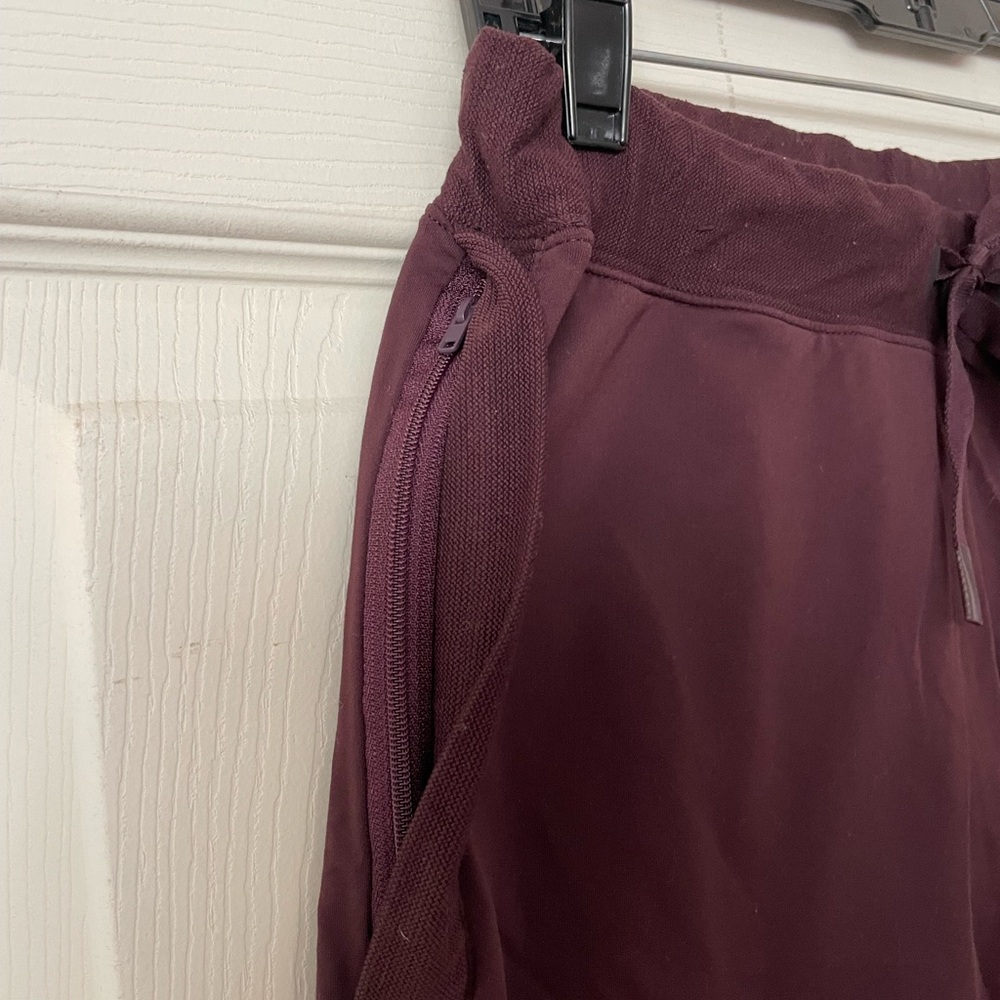 ALO Yoga Women's Athletic Shorts in Deep Burgundy - Picture 3 of 3
